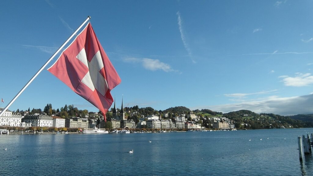 Vue sur le lac de la ville de Lucerne en Suisse avec drapeau suisse