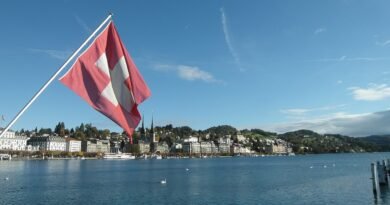 Vue sur le lac de la ville de Lucerne en Suisse avec drapeau suisse