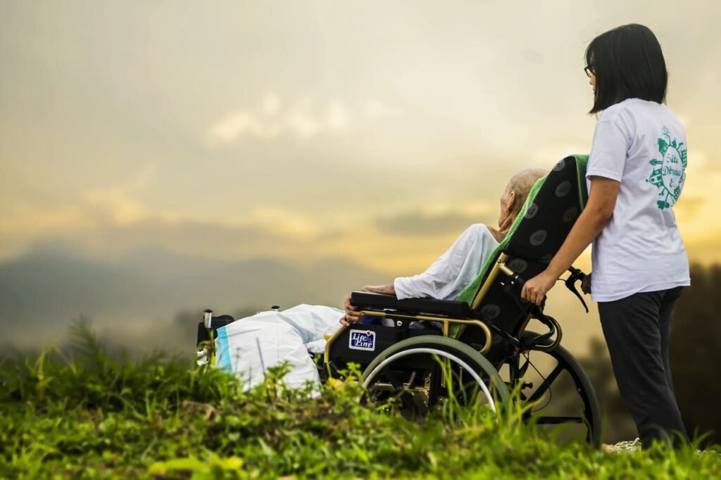 AVC : photo d'un infirmière qui pousse le fauteuil d'un handicapé suite à AVC