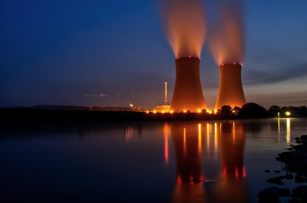 Photo de centrales nucléaires dans la nuit en Allemagne
