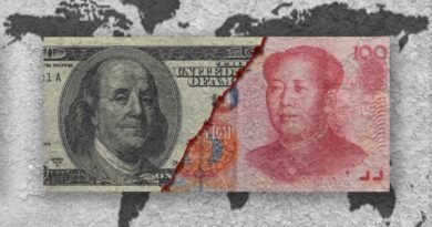 Billet coupé en deux entre le dollar et le yuan chinois
