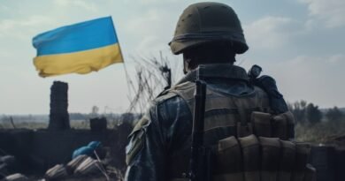 Photo d'un soldat Ukrainien sur les débris de la guerre en Ukraine avec drapeau ukrainien