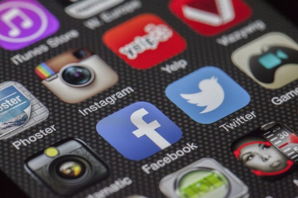 icones de réseaux sociaux se trouvant sur l'écran d'un Iphone