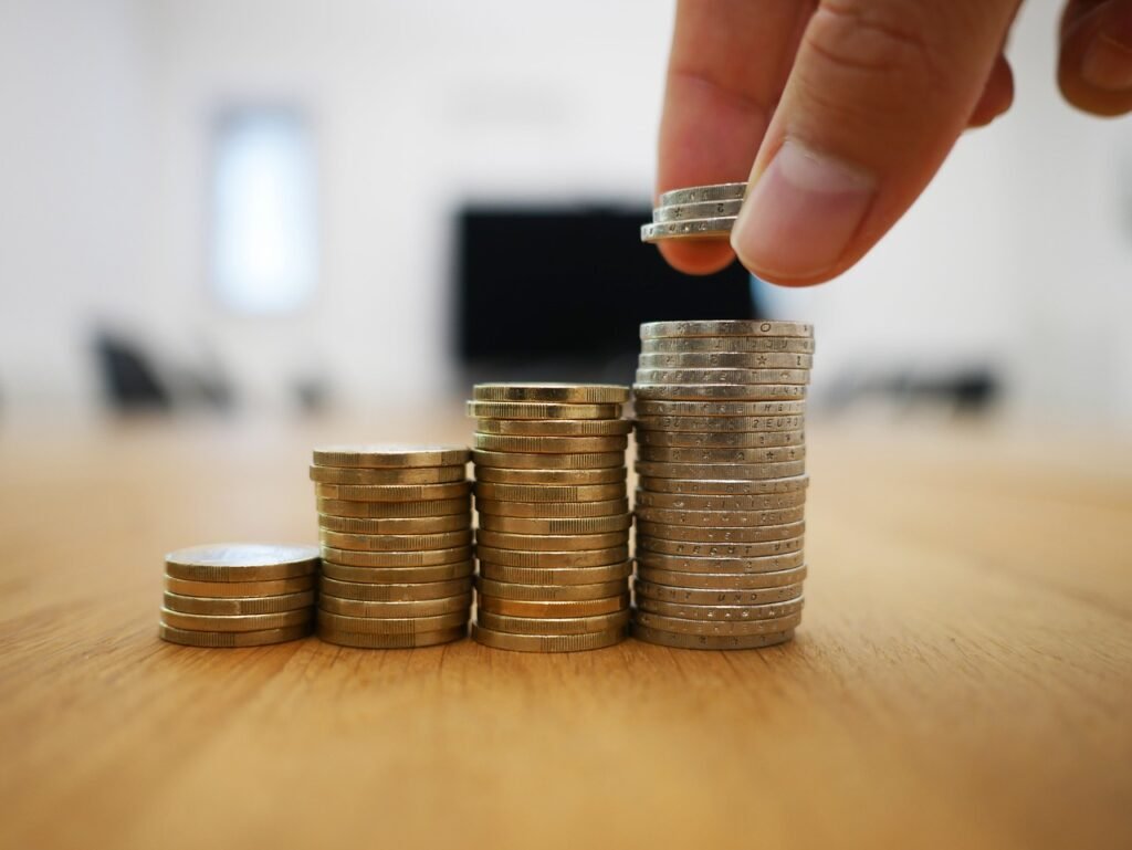 Photo d'empilement de pièces d'euro pour symboliser l'article sur le livret d'épargne populaire