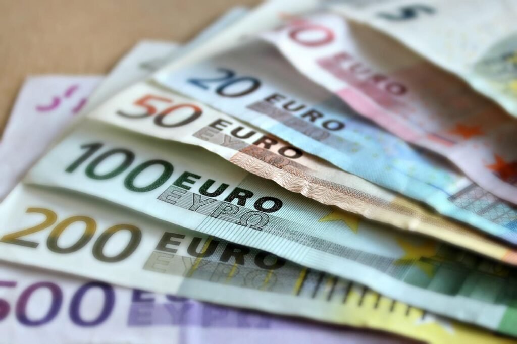 Billets de banque en euro pour illustrer l'article sur les fragilités actuelles des banques