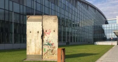 photo du siège de l'OTAN avec deux bouts du mur de Berlin