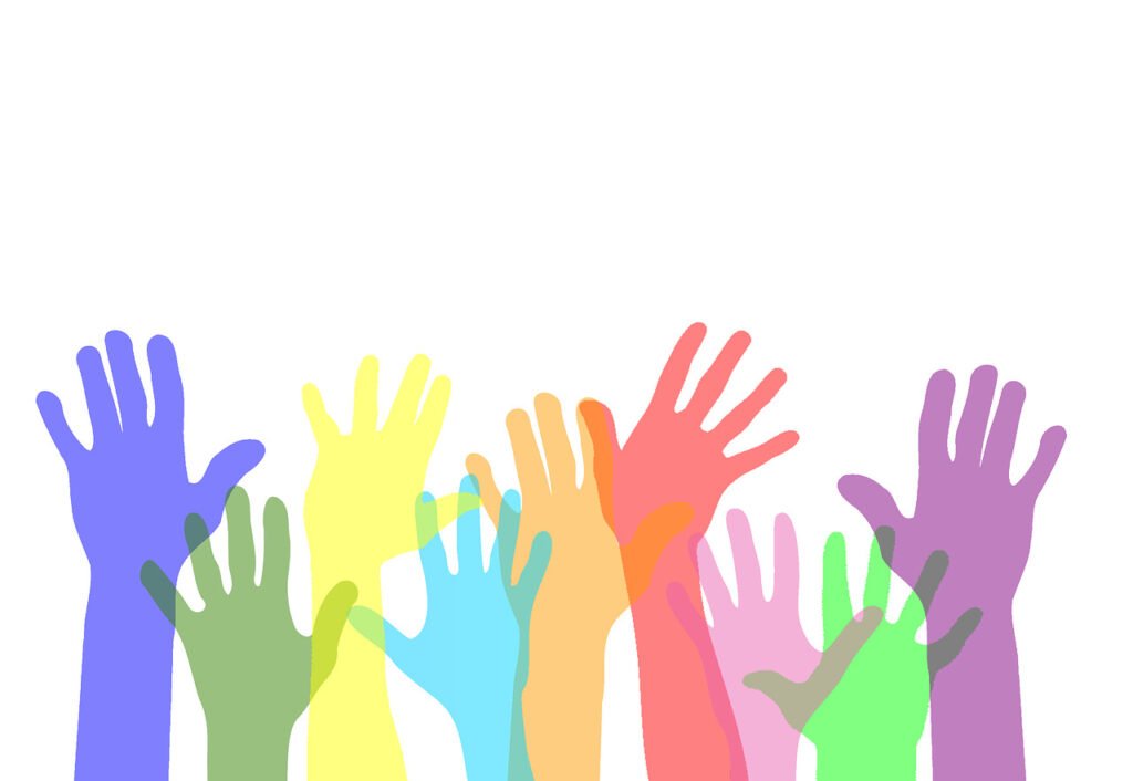 Image de mains en l'air pour symboliser les baisse des dons aux associations depuis l'arrêt de l'ISF au profit de l'IFI