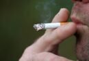 Homme fumant une cigarette pour symboliser l'article sur la Nouvelle Règlementation Française sur l'Importation de Cigarettes