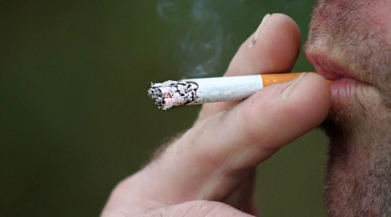 Homme fumant une cigarette pour symboliser l'article sur la Nouvelle Règlementation Française sur l'Importation de Cigarettes