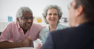 Photographie de deux retraités face à leur banquier