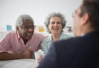 Photographie de deux retraités face à leur banquier