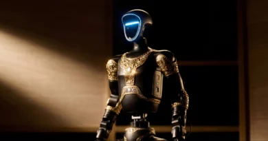 Robot humanoïde Aladdin de Caviar, orné d'arabesques dorées sur fond noir, basé sur le Unitree G1