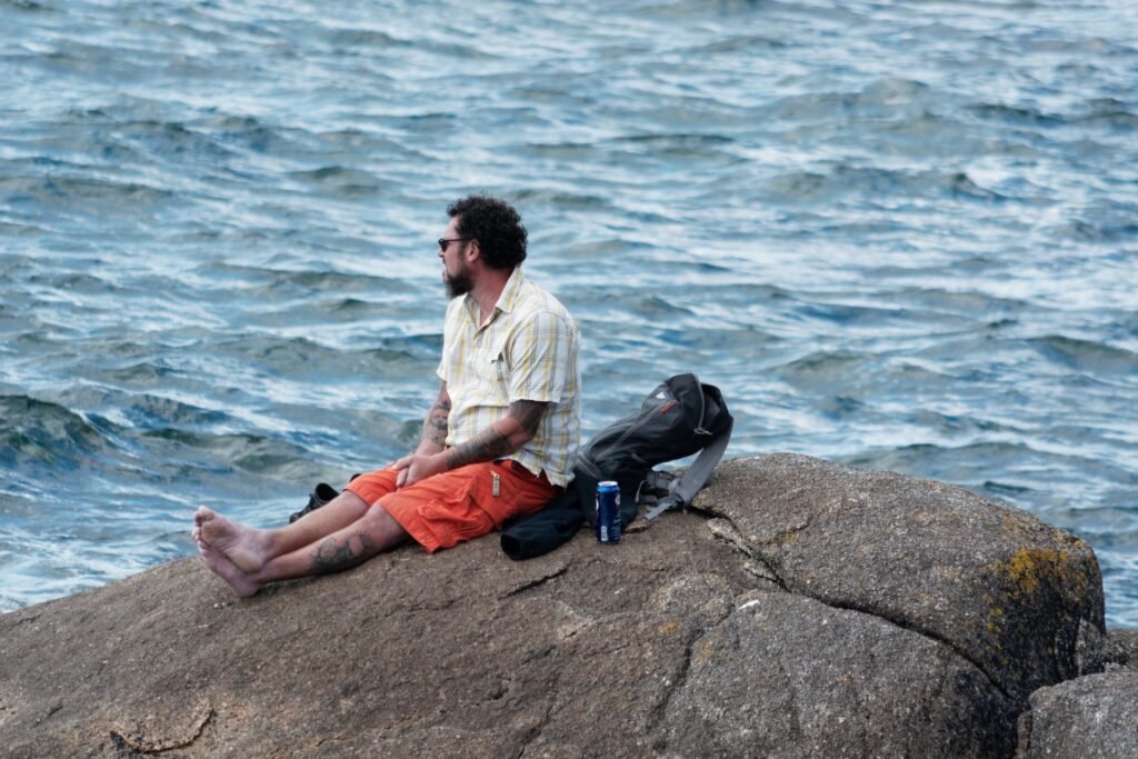 “Jeune adulte seul regardant son smartphone dans une grande ville symbolisant la solitude moderne en France”