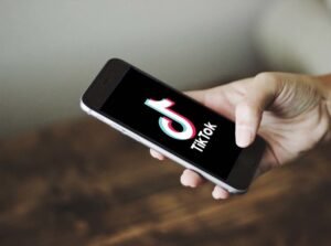 TikTok et influence politique en France sur smartphone avec contenus politiques viraux