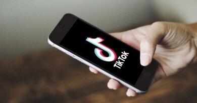 TikTok et influence politique en France sur smartphone avec contenus politiques viraux