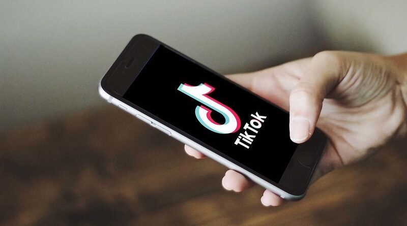 TikTok et influence politique en France sur smartphone avec contenus politiques viraux